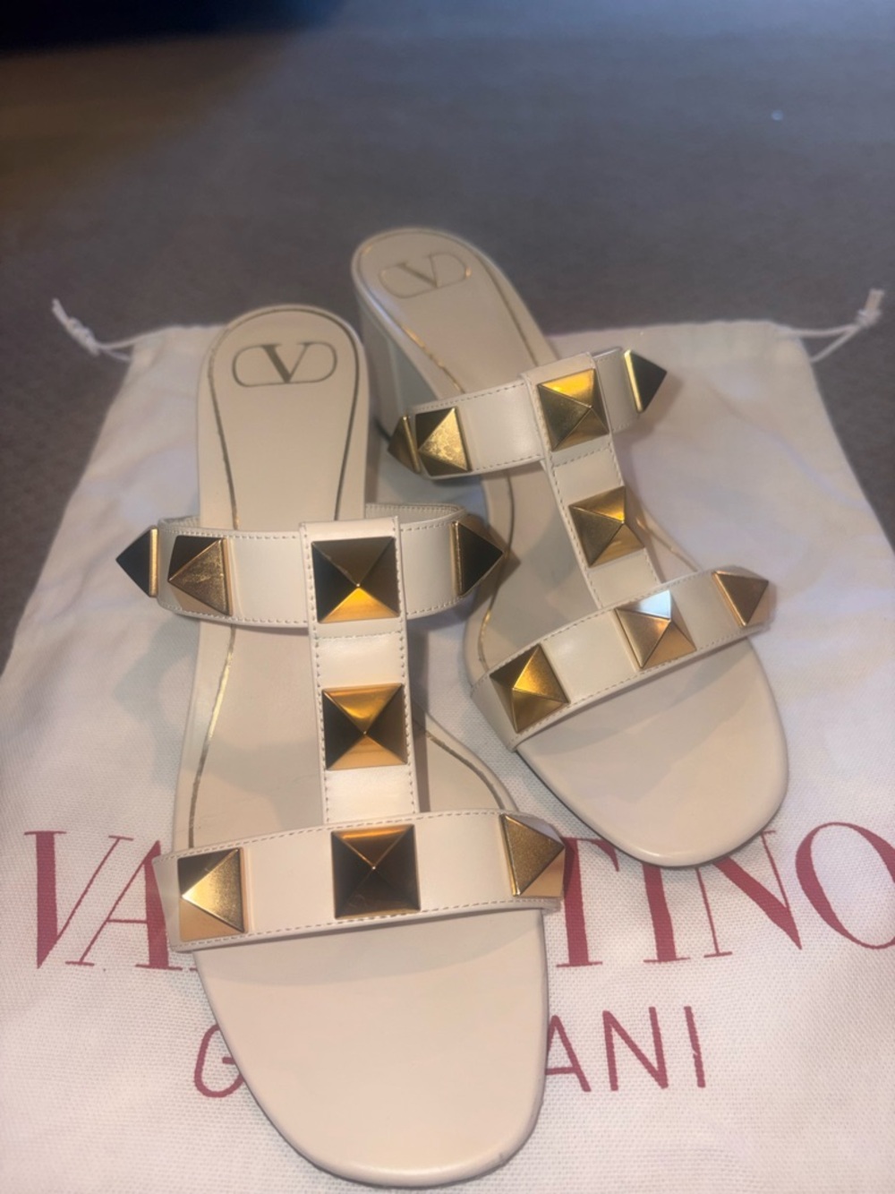 Valentino Garavani White Pyramid-Stud Leather Slide Sandals - Picture 2 of 5